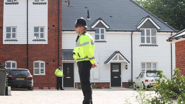 A polícia isolou uma série de áreas em Amesbury, cidade onde o casal estava e que é próxima a onde o ex-espião e a filha foram enveneados em março