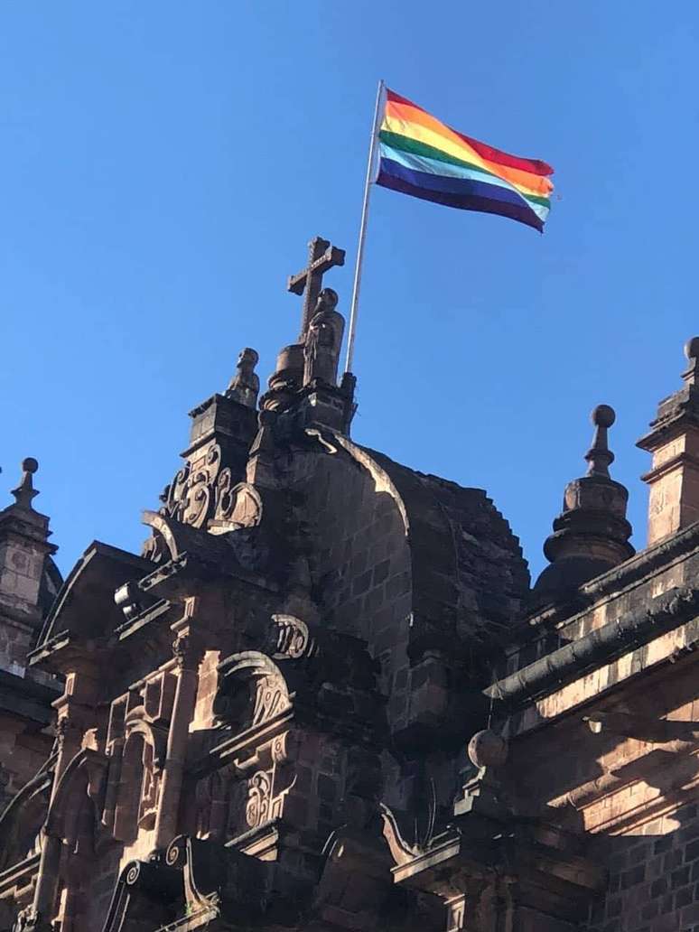 Visitantes se surpreendem ao encontrar a bandeira da cidade sobre igrejas locais