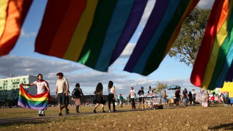 A bandeira LGBT atual tem seis cores - e não oito como a de Cusco. Na foto, manifestantes com a flâmula na Parada LGBT de Brasília de 2018