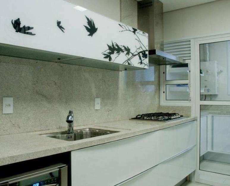 25. Utilizar um revestimento de pedra deixa o ambiente da cozinha compacta mais sofisticado. Projeto de Archdesign Studio