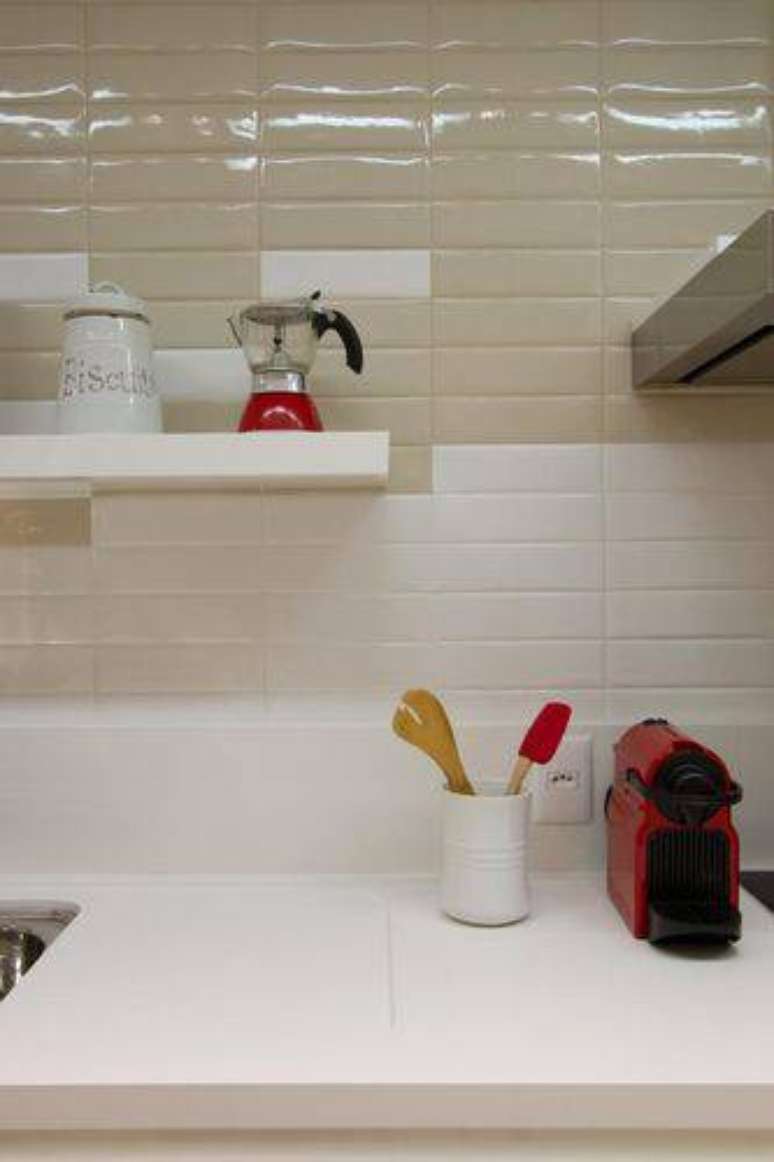28. Azulejos que imitam tijolinhos são super modernos e perfeitos para dar um charme a mais à cozinha compacta. Projeto de Jacob Cristina Reinert