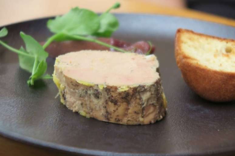 Ponto alto do menu no La Terrasse é o o foie gras com brioche e pera cozida em vinho