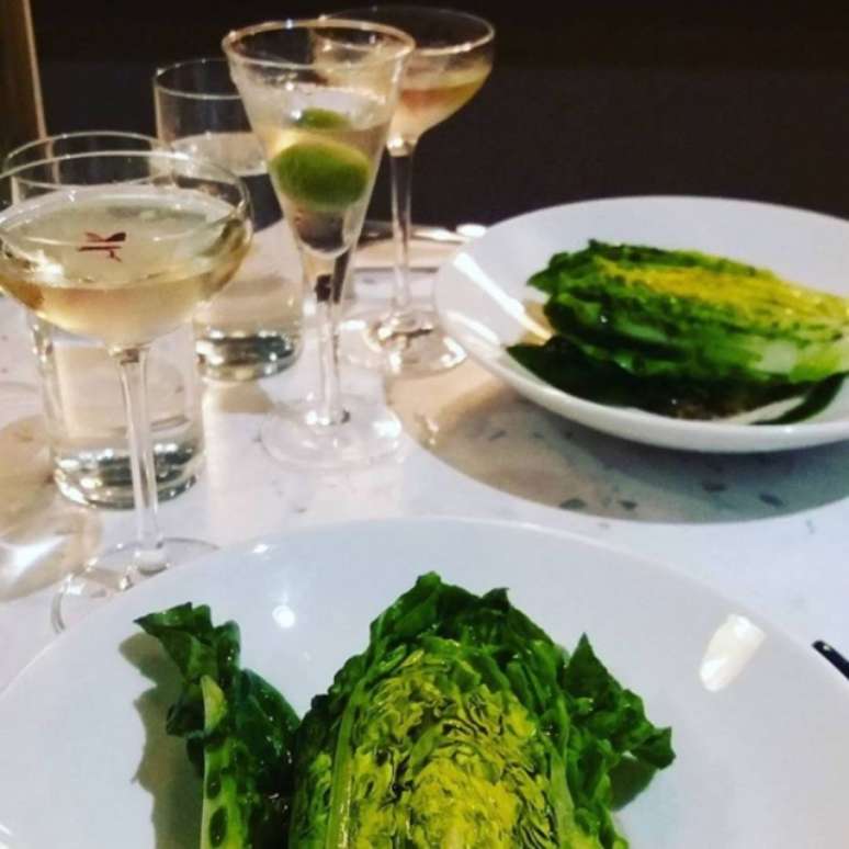 Alface com manteiga de c&acirc;nhamo &eacute; destaque na entrada no Cub Foto