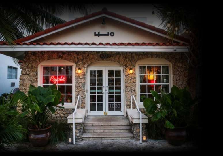 Com fachada art déco, seguindo o tema do bairro, o interior do bar segue uma linha mais mais tradicional