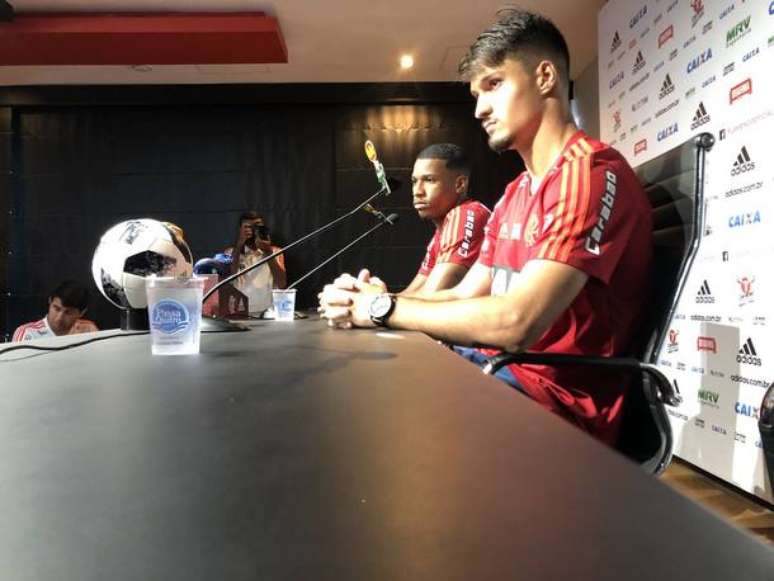 Jovens que têm tido destaque com a camisa do Flamengo nesta temporada, o zagueiro Matheus Thuler e o volante Jean Lucas foram escolhidos para dar entrevista coletiva após o treinamento