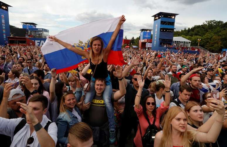 Torcedores russos em Fan Fest oficial da Fifa em Moscou 