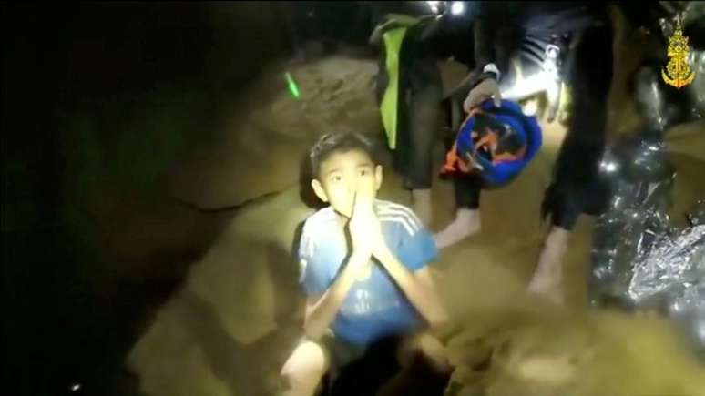 Um dos meninos tailandeses presos em caverna inundada
Marinha da Tailândia/via Reuters TV