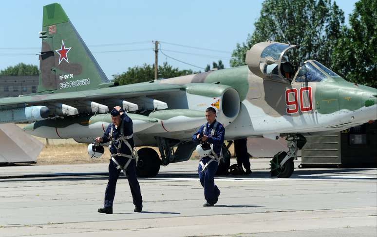 Su-25 fighter jet pilots, who took part in the Russian mission in Syria,  walk on the runway after landing at a military airport in Krasnodar Region, Russia July 4, 2018. REUTERS/Sergey Pivovarov - UP1EE7410ZQBC