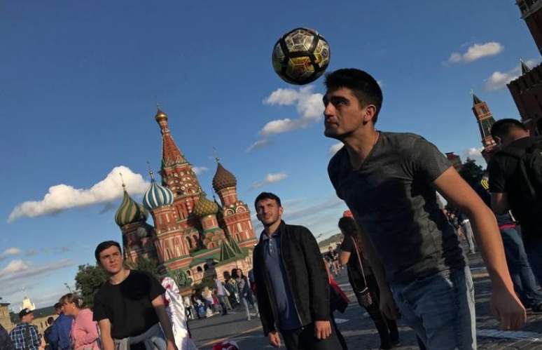 Torcedores jogam futebol diante da Catedral de S&atilde;o Bas&iacute;lio na Pra&ccedil;a Vermelha, em Moscou, R&uacute;ssia
5/07/2018 REUTERS/ Marcos Brindicci
