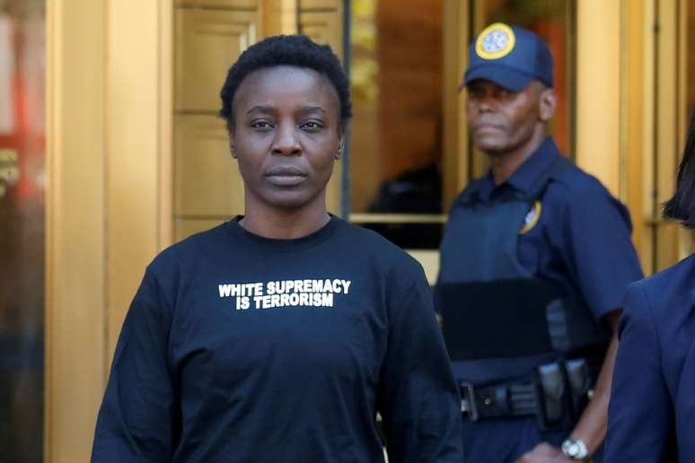 Patricia Okoumou deixa tribunal federal ap&oacute;s audi&ecirc;ncia um dia ap&oacute;s escalar a Est&aacute;tua da Liberdade para protestar contra pol&iacute;ticas de imigra&ccedil;&atilde;o, em Manhattan, Nova York
05/07/2018
REUTERS/Shannon Stapleton 