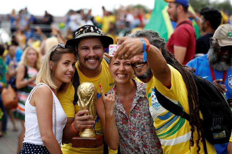 Torcedores brasileiros levaram réplica do troféu para recepcionar a Seleção