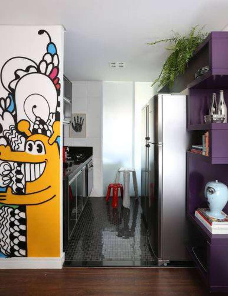 32. Cozinha compacta com revestimento do piso espelhado. Projeto de Abreu Borges