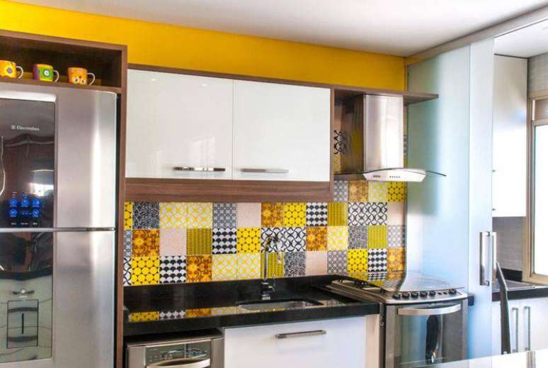 39. Cozinha compacta com revestimento de ladrilhos amarelos. Projeto de Milena Aguiar