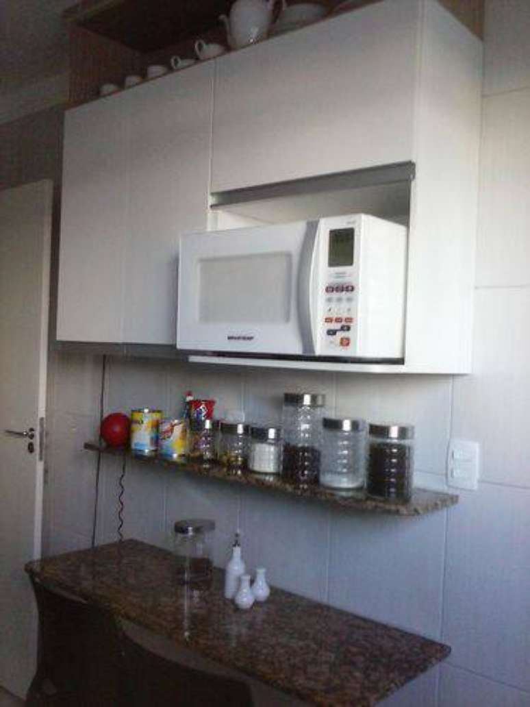 35. Cozinha compacta com armário aéreo branco e bancada de granito. Projeto de Madik Correia Dutra