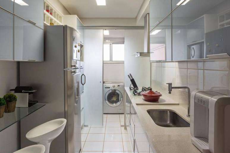 42. Cozinha compacta com decoração clean e lavanderia discreta. Projeto de Karla Amaral Madrilis