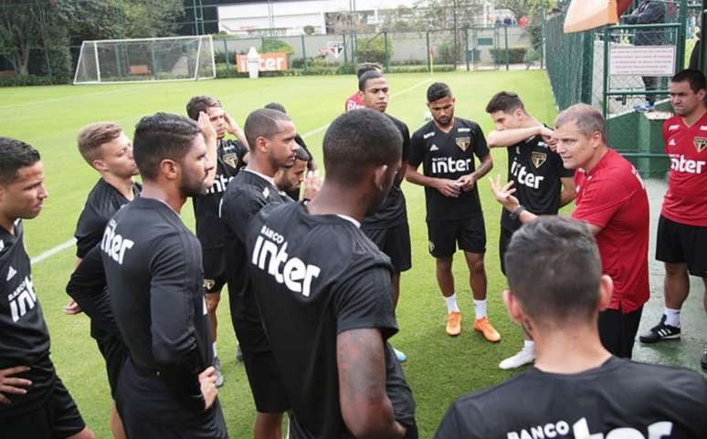 Diego Aguirre tem cobrado bastante de seus jogadores durante a intertemporada (Rubens Chiri / saopaulofc.net)