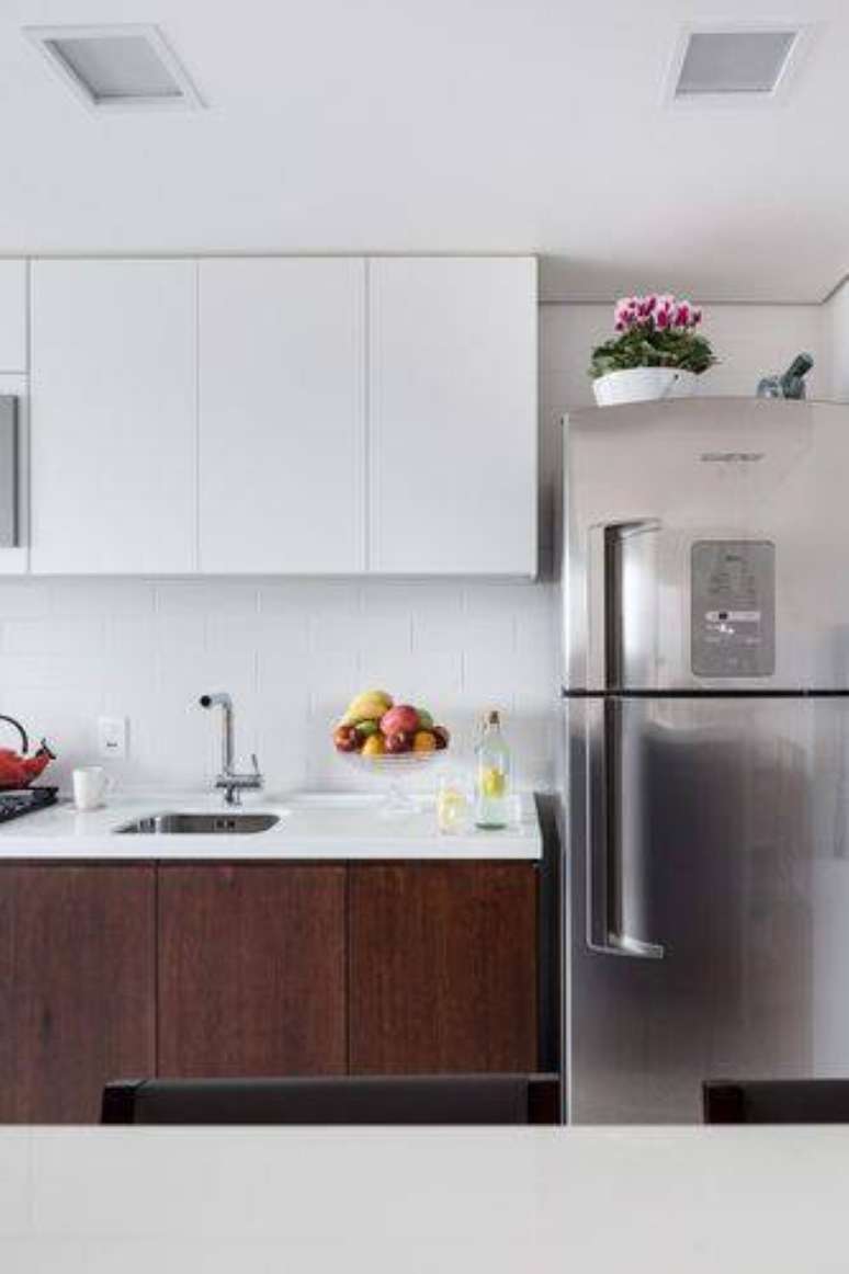 46. Cozinha compacta com decoração neutra com base branca e madeira. Projeto de 0 e 1 Arquitetos