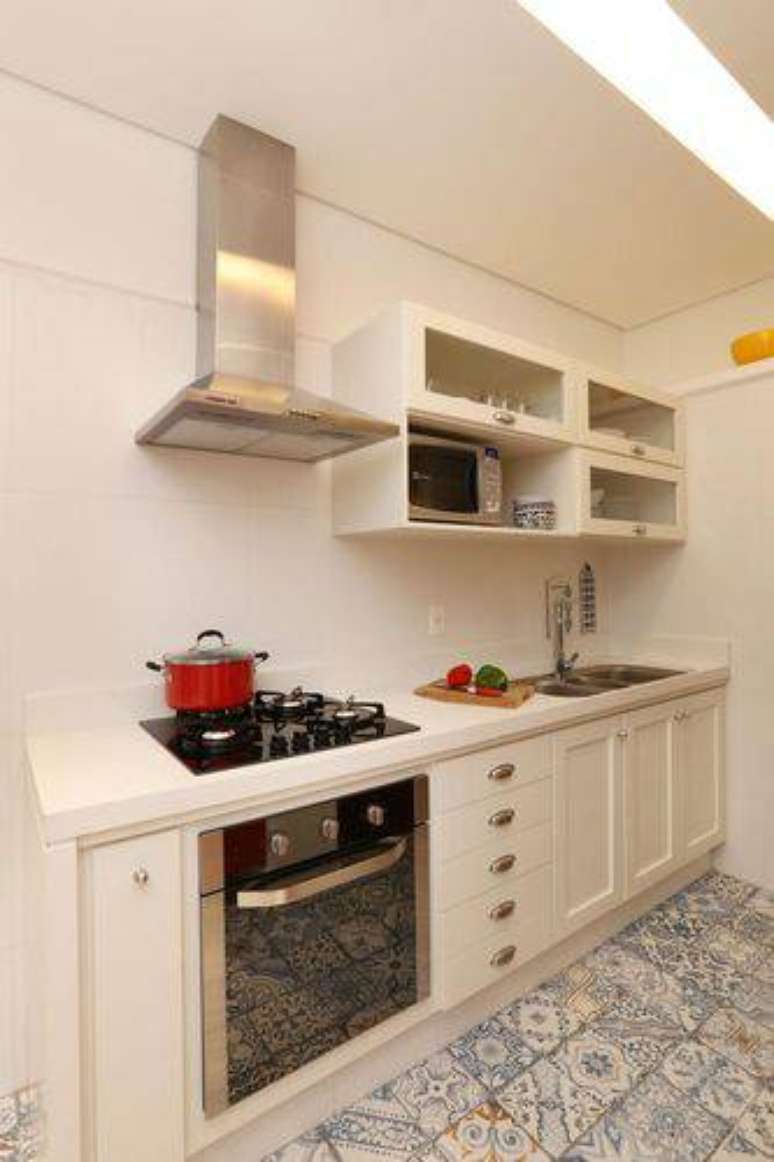 47. Cozinha compacta com puxadores em concha. Projeto de Archduo Arquitetura