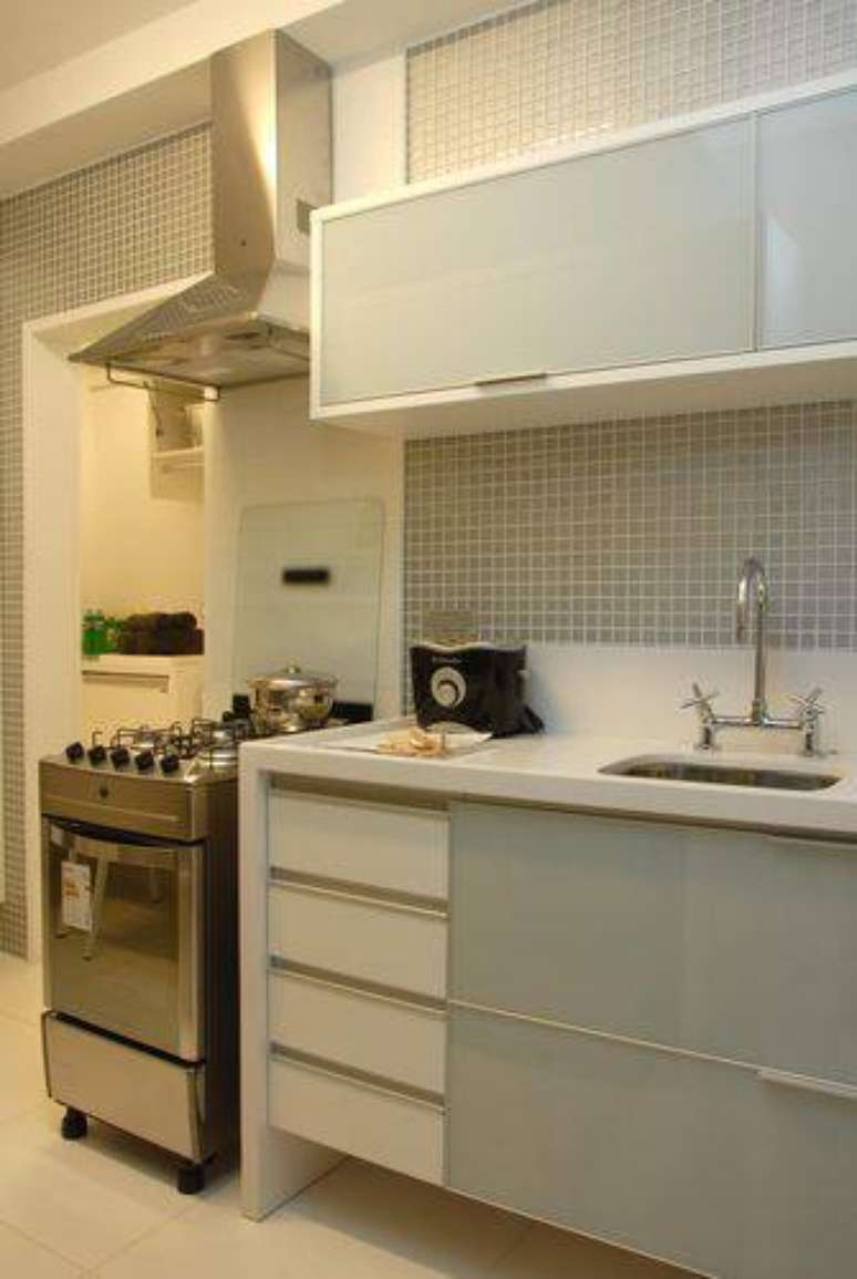 2. Cozinha compacta com móveis planejados. Projeto de Teresinha Nigri