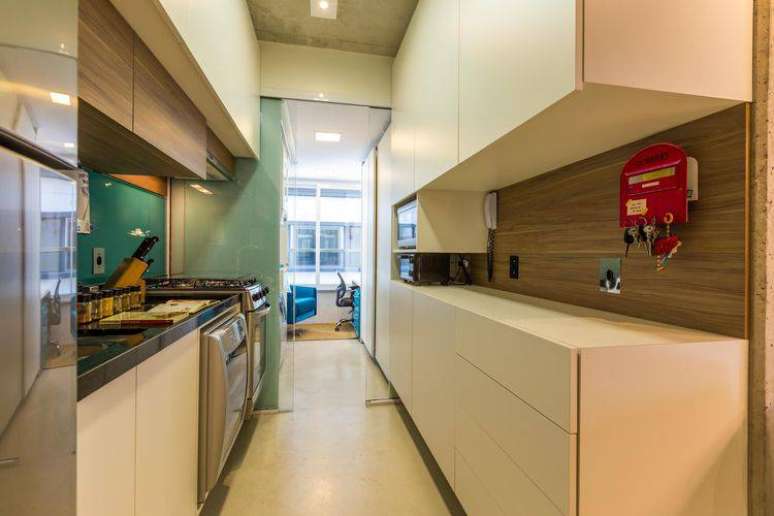 20. Cozinha compacta do tipo corredor com home office no final. Projeto de By Arq Design