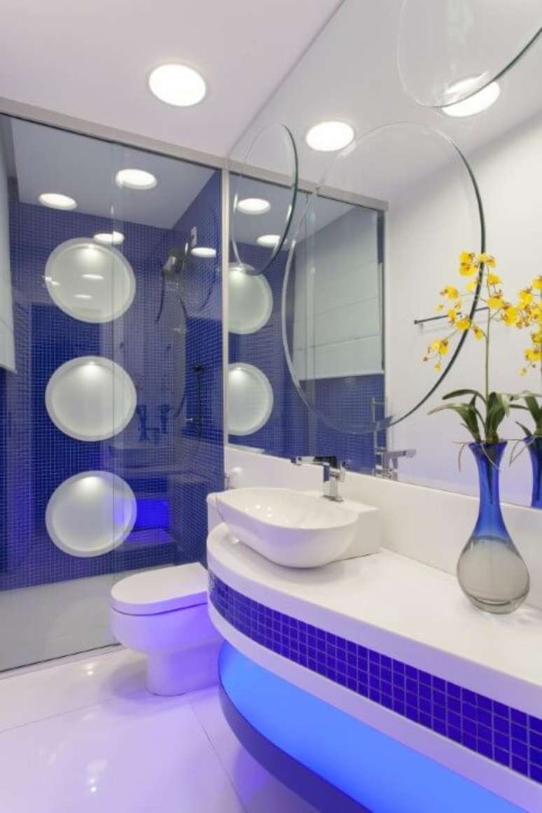 11. Pastilhas azuis escuras no banheiro. Projeto de Aquiles Nicolas Kilaris