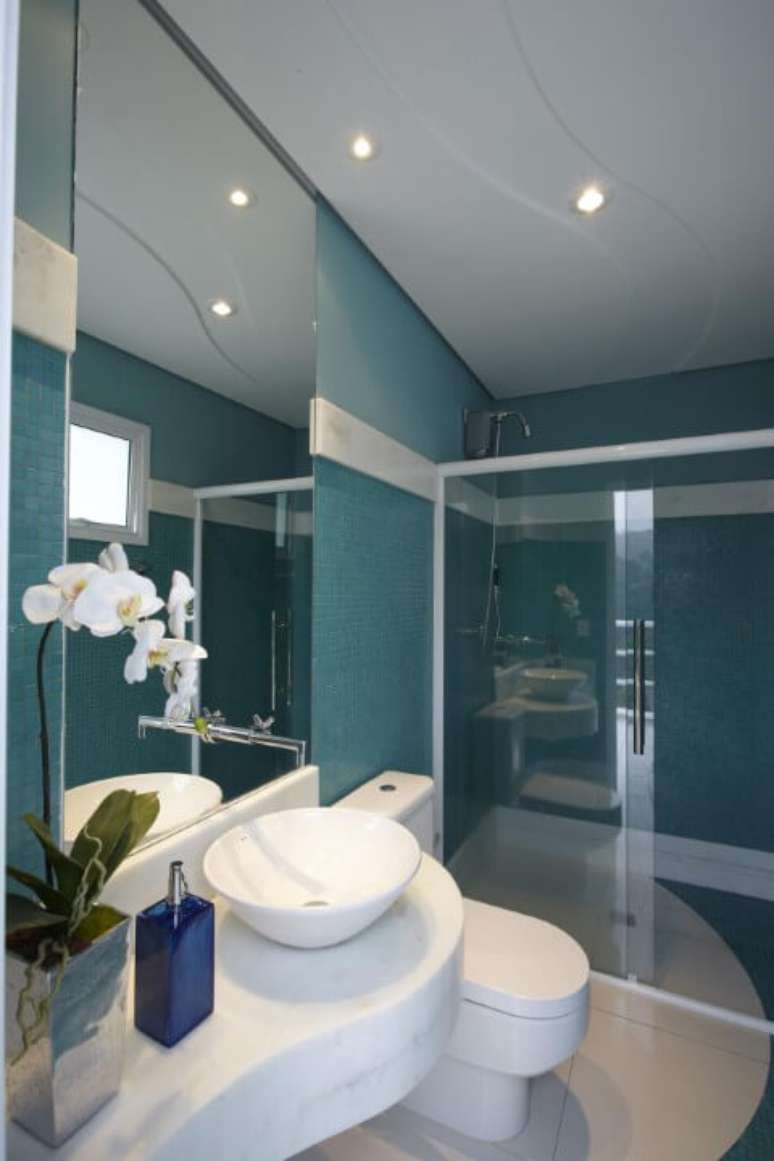 12. Banheiro em tons de azul Tiffany. Projeto de Aquiles Nicolas Kilaris