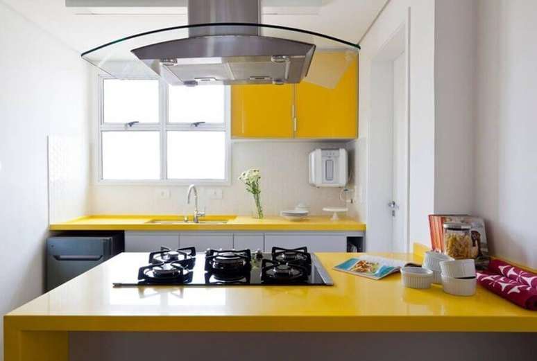 7. Decoração para cozinha compacta com balcão amarelo