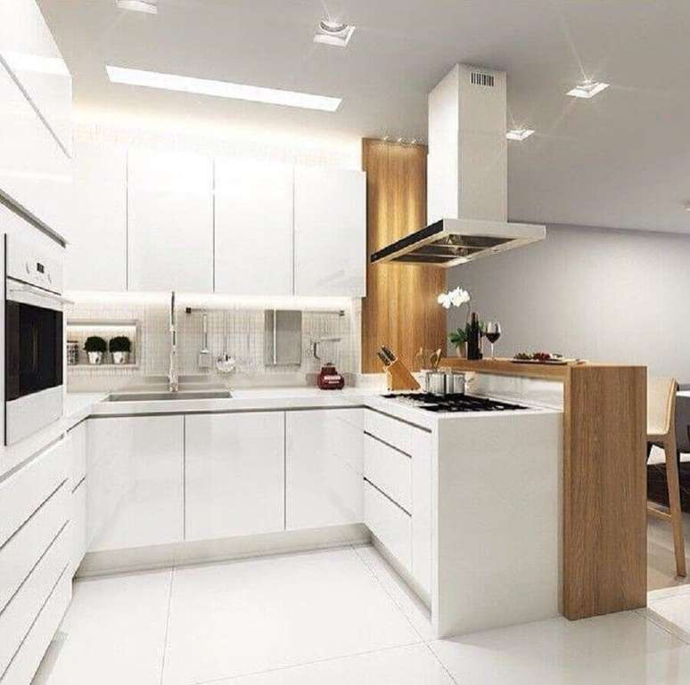 59. Modelo de cozinha compacta com balcão branco e armários planejados