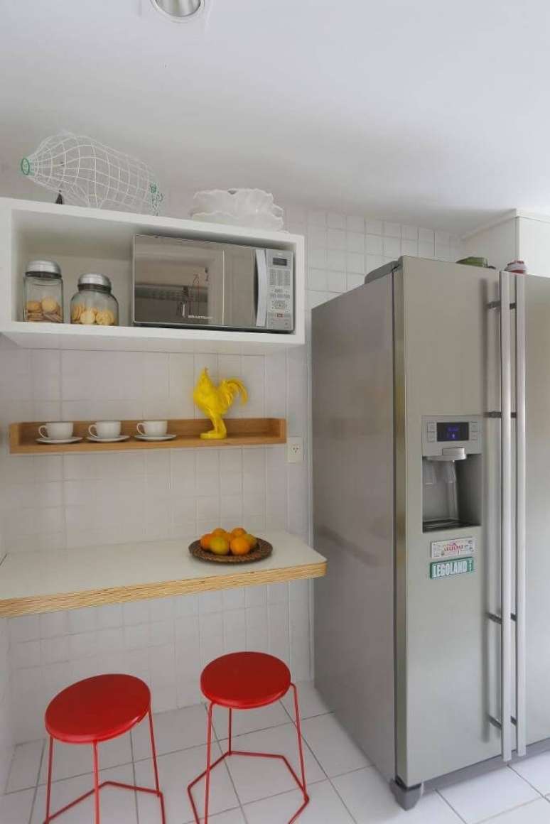 53. Apesar do pouco espaço, é possível criar um estilo bem descolado para a cozinha compacta. Projeto de Ca Sa Arquitetura