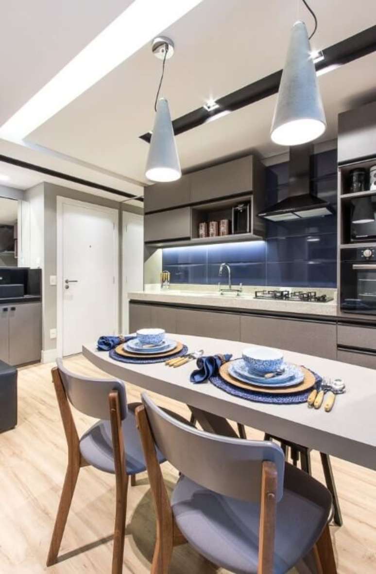 32. Cozinha moderna com tons de azul e cinza. Projeto de Mauren Buest