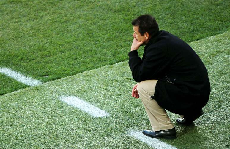 Dunga olha para campo do jogo contra Holanda na Copa de 2010; minutos mais tarde, a Seleção estaria eliminada