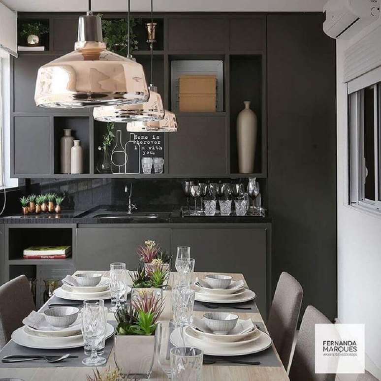 63. O armário de cozinha compacta preto deixa o ambiente mais sofisticado
