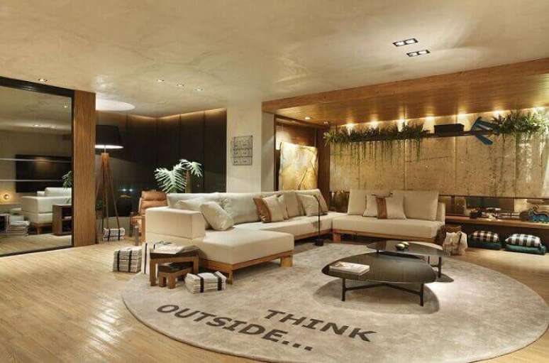 23. As formas se complementam nessa sala de estar. Projeto por Studio Eloy e Freitas Arquitetura.