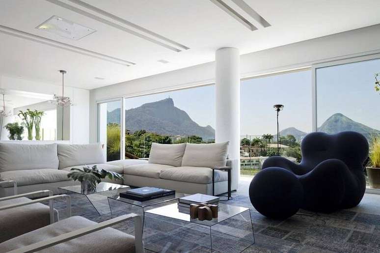 62. A sala de estar com uma  pequena mesa de centro fica dinâmica e moderna. Projeto por Gisele Taranto.