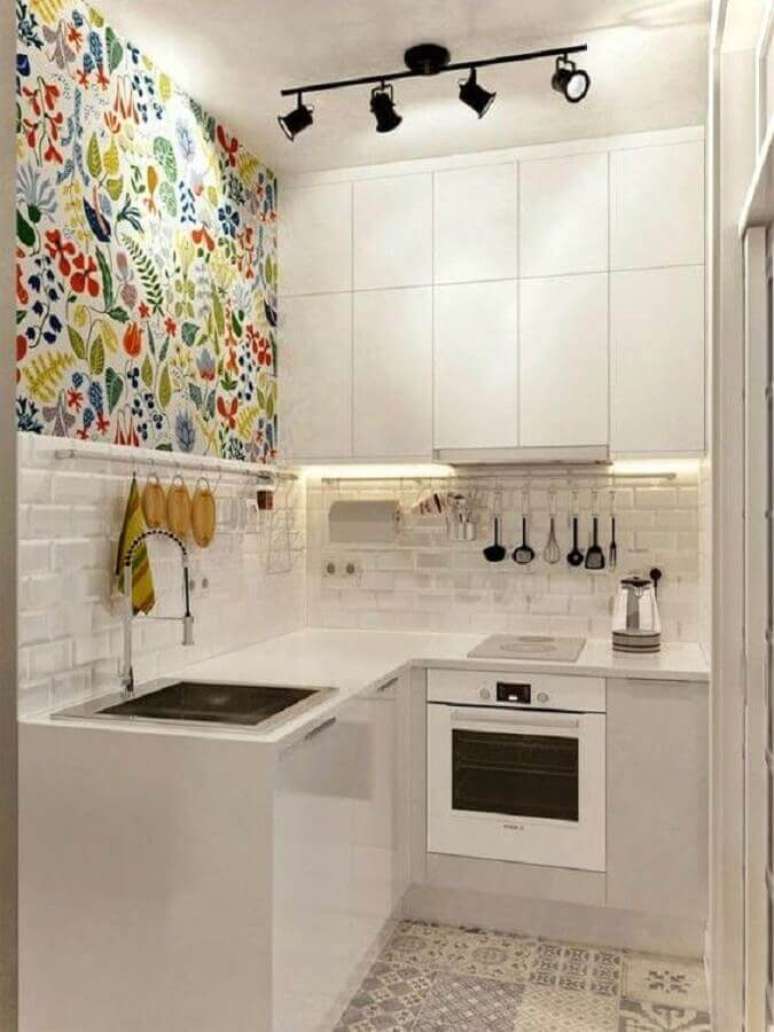 65. Utilize papel de parede colorido para trazer mais alegria e cor para a sua cozinha compacta branca