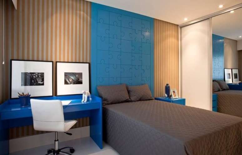 35. Quarto de casal com parede e móveis em tons de azul. Projeto de SQ Arquitetos