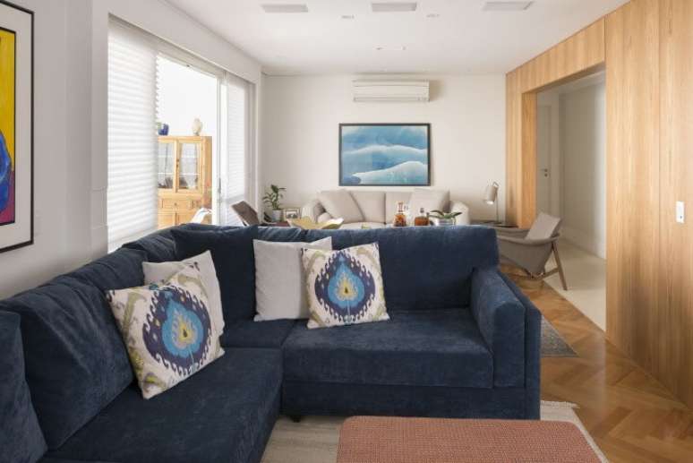 54. Sala integrada com sofá e quadro em tons de azul. Projeto de Gustavo Motta
