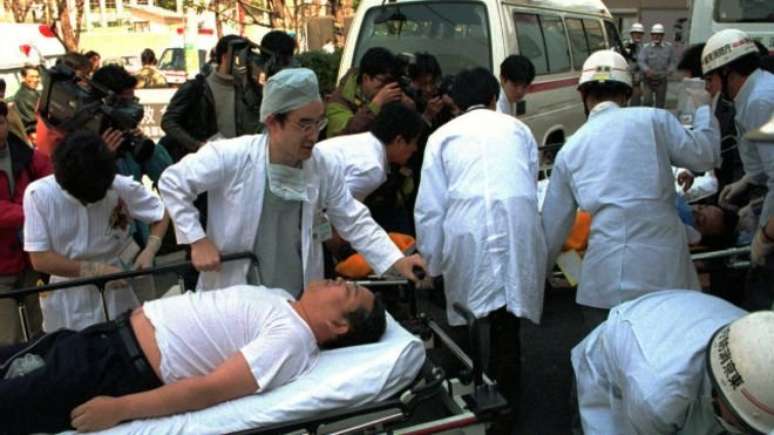 Em 1995, ela foi respons&aacute;vel por um ataque que matou 13 pessoas e feriu outras 5 mil no metr&ocirc; de T&oacute;quio. Nele, usou g&aacute;s sarin, letal para o sistema nervoso e declarado arma de destrui&ccedil;&atilde;o em massa pelas Na&ccedil;&otilde;es Unidas.