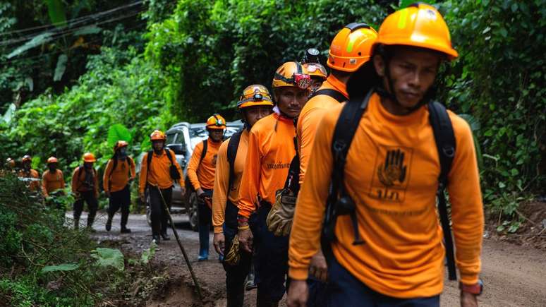 Socorristas instalaram duto de ar em caverna, mas temem que chuvas de domingo tornem retirada de garotos ainda mais complicada