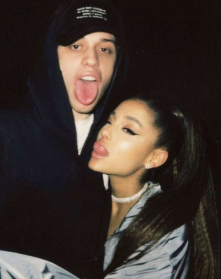 A cantora norte-americana Ariana Grande defendeu o noivo Pete Davidson após ele fazer piada com o ataque terrorista em Manchester