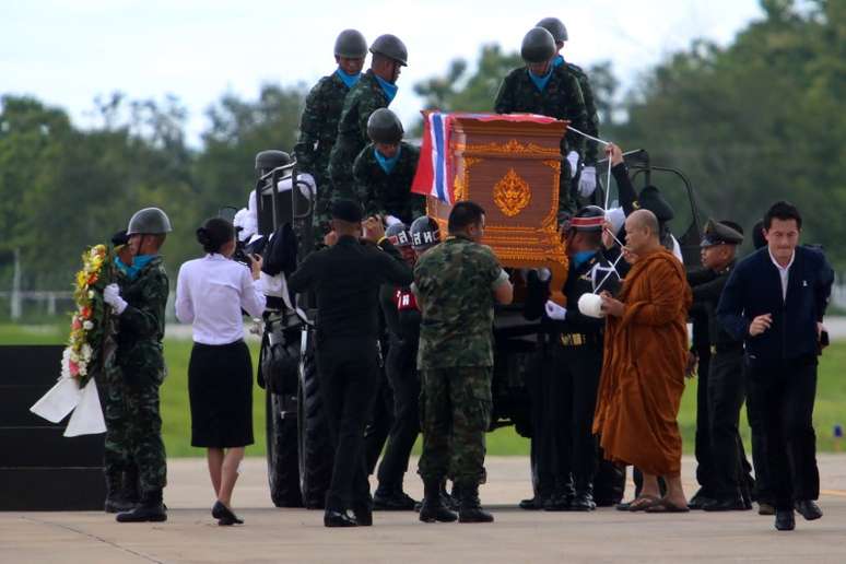 Monge budista lidera cerimônia em homenagem ao ex-mergulhador da Marinha tailandesa Samarn Poonan 06/07/2018 REUTERS/Stinger 