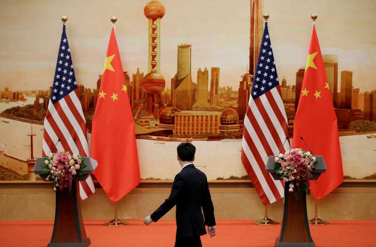 Bandeiras dos EUA e da China no Grande Salão do Povo, em Pequim 14/06/2018 REUTERS/Jason Lee/File Photo