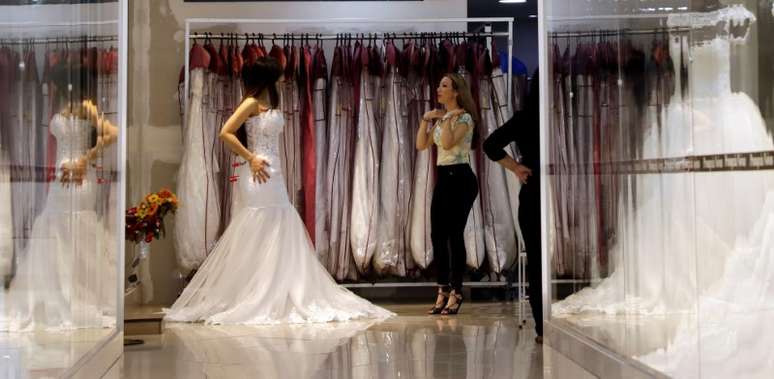 Consumidora faz compras em loja em São Paulo 12/05/2018 REUTERS/Paulo Whitaker 