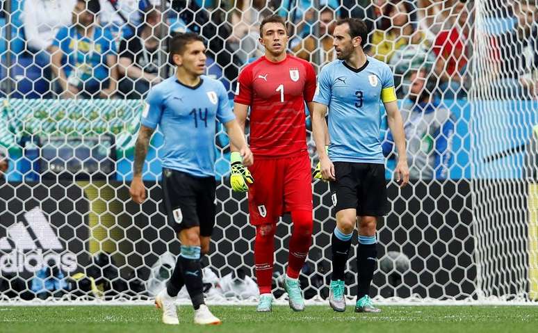 Goleiro uruguaio Fernando Muslera e capitão Diego Godín após segundo gol sofrido no jogo contra a França 06/07/2018 REUTERS/Jason Cairnduff