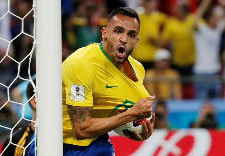 Renato Augusto comemora gol do Brasil 
 6/7/2018     REUTERS/Toru Hanai 