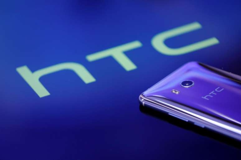 Logo da HTC e cekular da marca em foto ilustrativa
01/08/2017 REUTERS/Tyrone Siu/Illustration