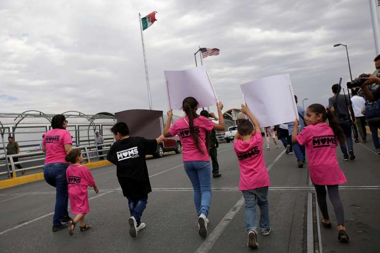 Crian&ccedil;as participam de protesto contra as pol&iacute;ticas imigrat&oacute;rias dos EUA em ponte de fronteira, em Ciudad Juarez, no M&eacute;xico
30/06/2018
REUTERS/Jose Luis Gonzalez