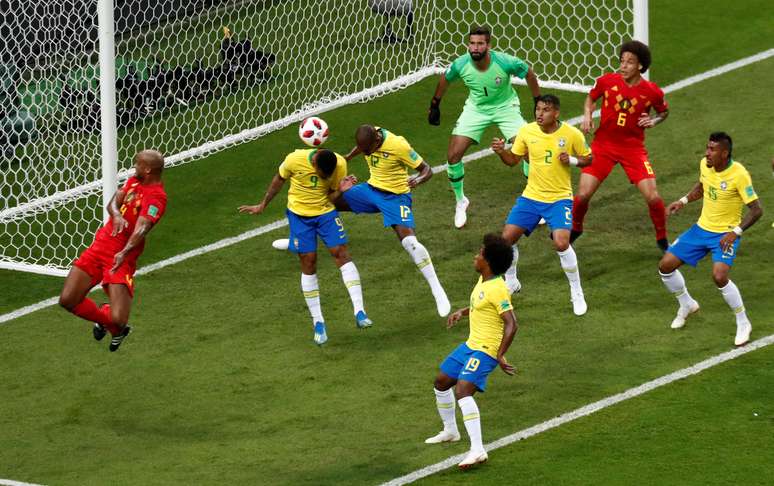 Fernandinho sobe no escanteio e faz gol contra