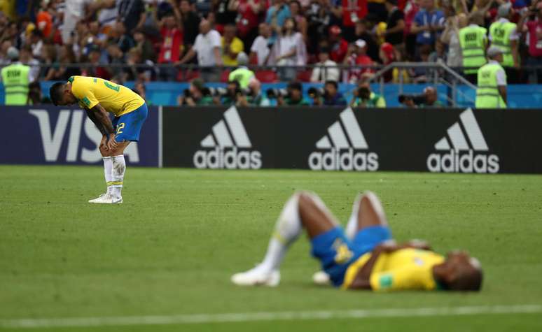 Jogadores brasileiros desabam no campo após a derrota para a Bélgica, que eliminou a Seleção da Copa do Mundo