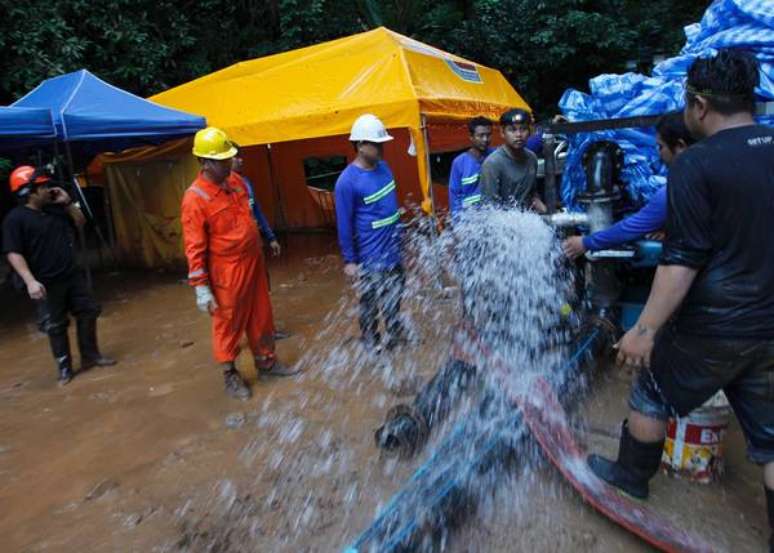 Equipes da Tailândia encontram buraco a 200m de meninos
